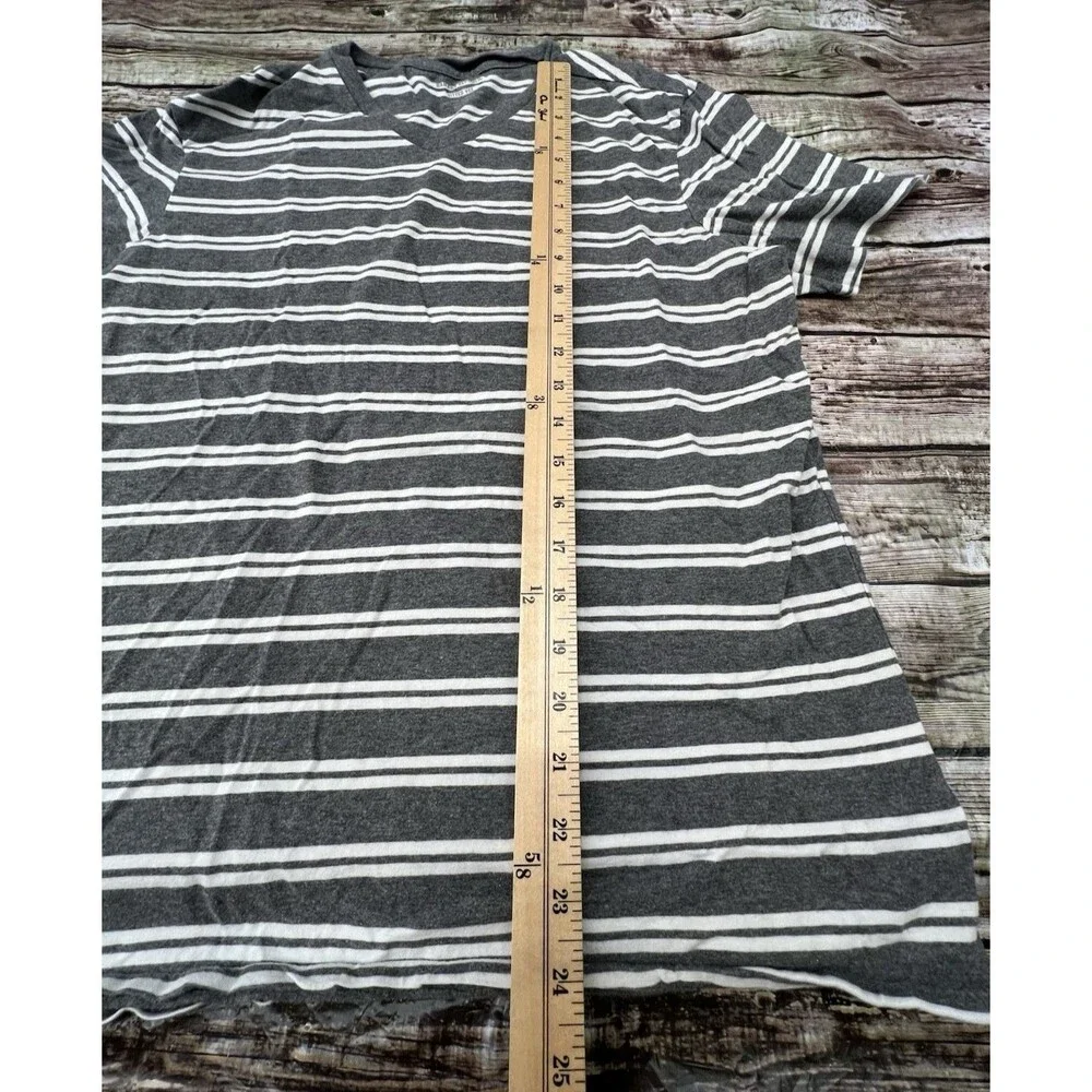Banana Republic Men's Size Medium Fitted Vee T-Shirt Gray/White Stripe